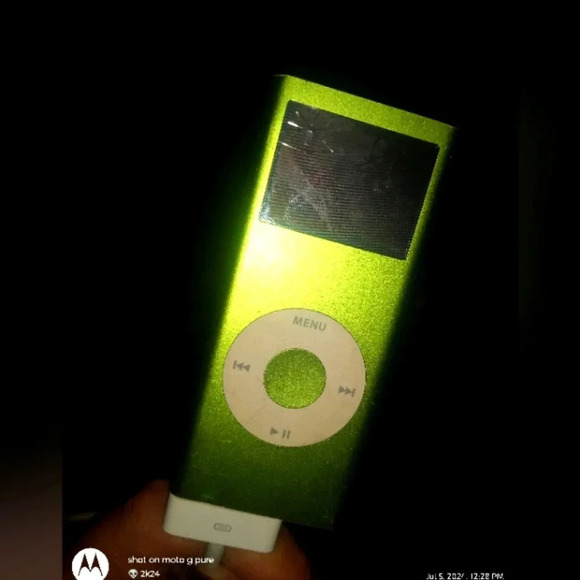 Apple iPod nano A1199 4 GB - 2nd Generation - Green cracked screen - Picture 4 of 9